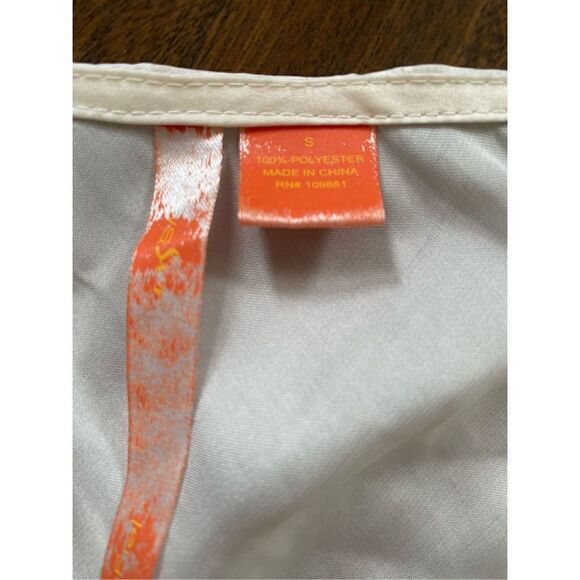 Small floral cream white embellished cap sleeve blouse - Picture 2 of 3